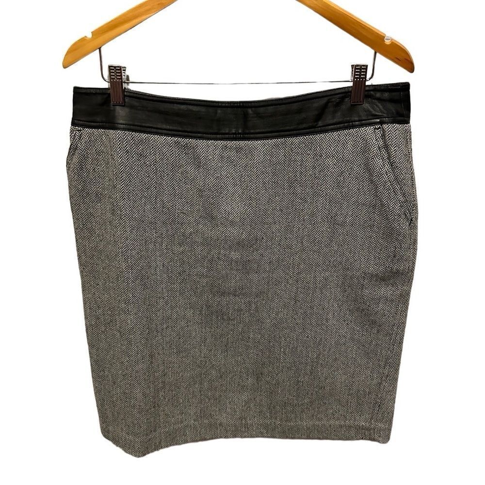 Worthington Pencil Skirt - back zipper & slit / side pockets Woman’s size 14